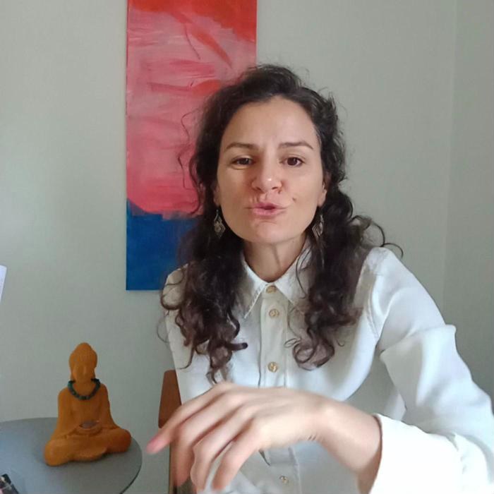 Priscilla présente le déroulé d'une séance d'hypnose
